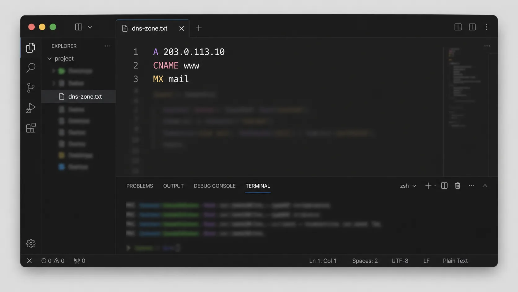 DNS zone dosyasında A, CNAME ve MX kayıtlarını gösteren terminal pencere görseli